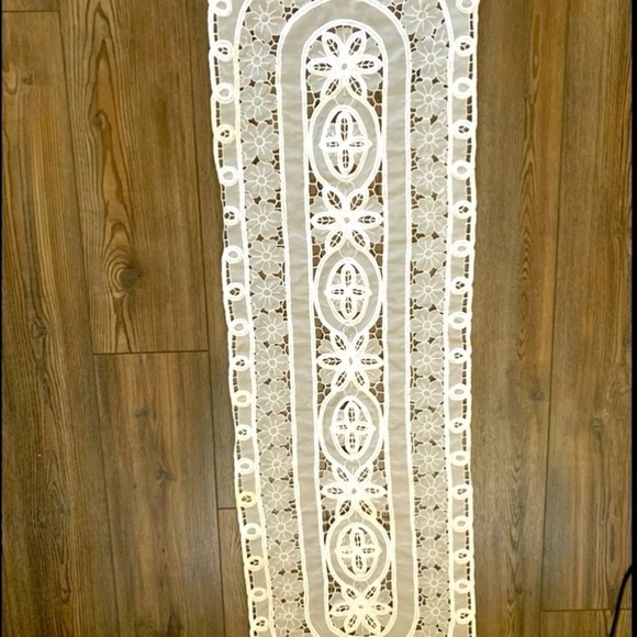 Elegant White Lace Table Runner - Picture 4 of 8